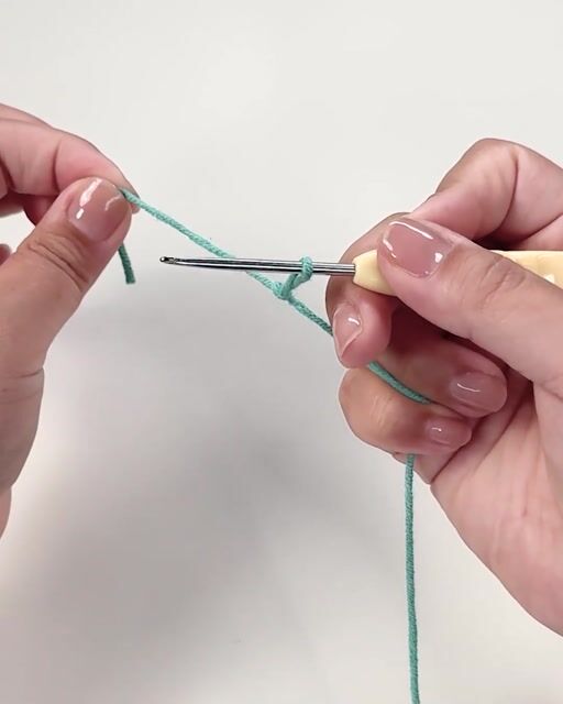 How to hold yarn